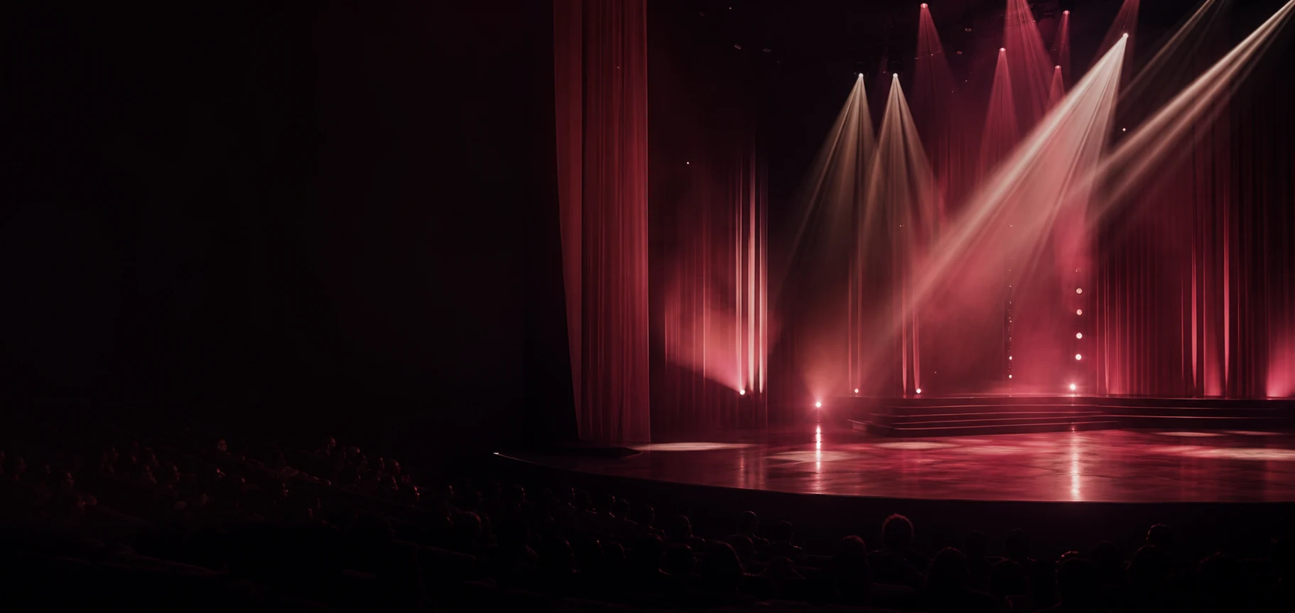 Scène de spectacle éclairée dans des tons rouges et bordeaux